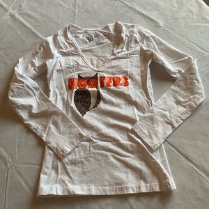 HOOTERS LONG SLEEVE SHIRT SMALL
